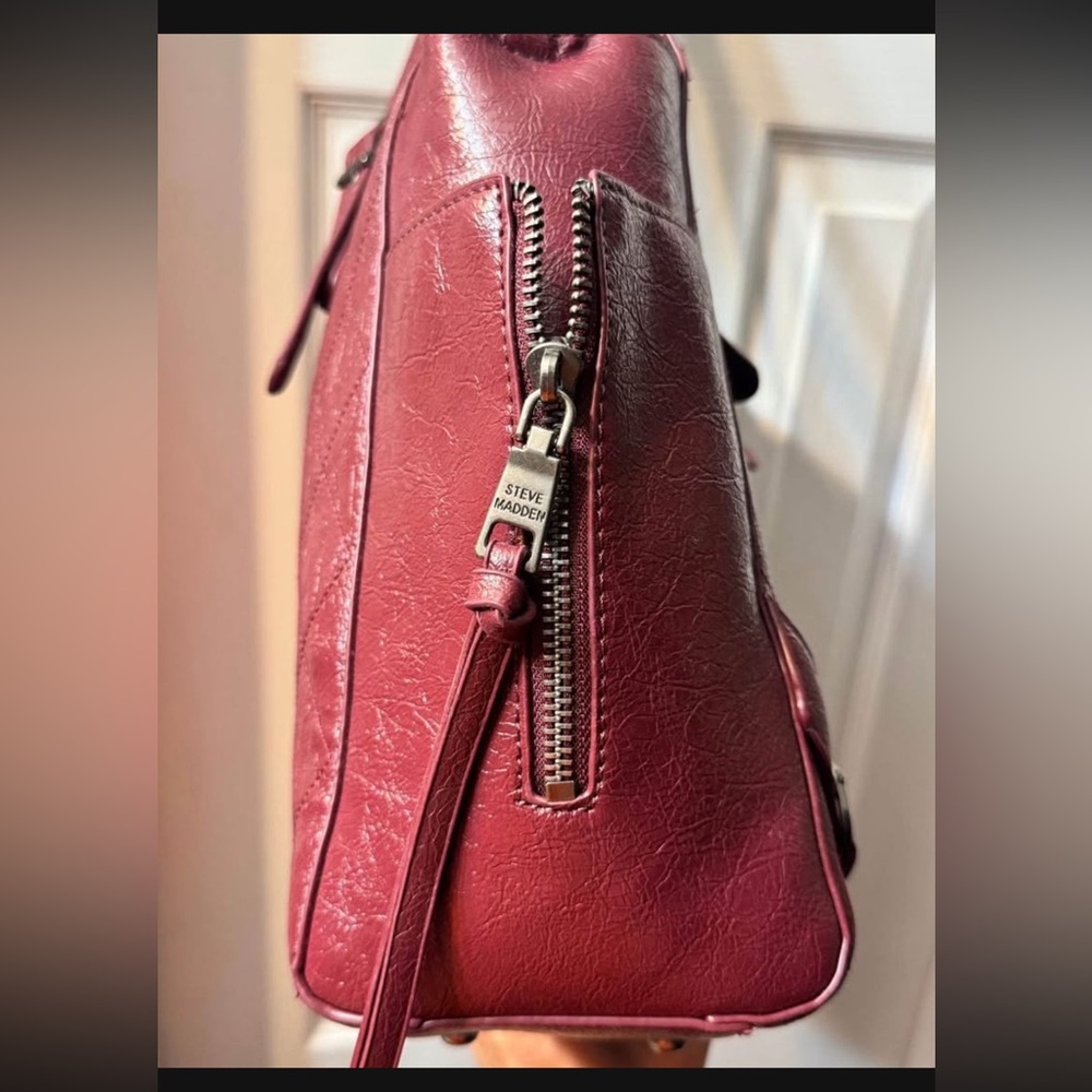 Steve Madden Elegant Burgundy Tote Bag - Picture 4 of 5